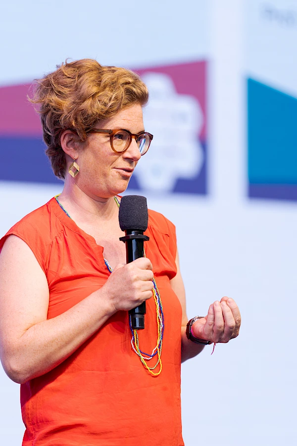 ventfotograf Bern für Firmenanlässe – Professionelle Fotografie einer Referentin beim Joint Initiatives Final Event in der Eventfabrik Bern. Diskrete, hochwertige Eventfotografie, die die Dynamik und Professionalität deiner Business-Veranstaltung einfängt."
