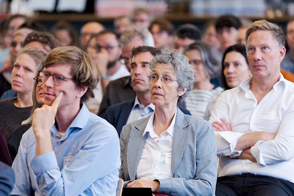 Eventfotograf Bern für Business-Events – Professionelle Fotografie eines konzentrierten Publikums in der Eventfabrik Bern. Diskrete, hochwertige Eventfotografie, die die Aufmerksamkeit und Stimmung deiner Firmenveranstaltung einfängt.