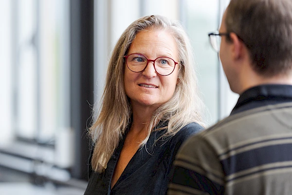 Eventfotograf Bern für Firmenveranstaltungen – Professionelle Fotografie einer Business-Interaktion in der Eventfabrik Bern. Diskrete, hochwertige Eventfotografie für Unternehmen.