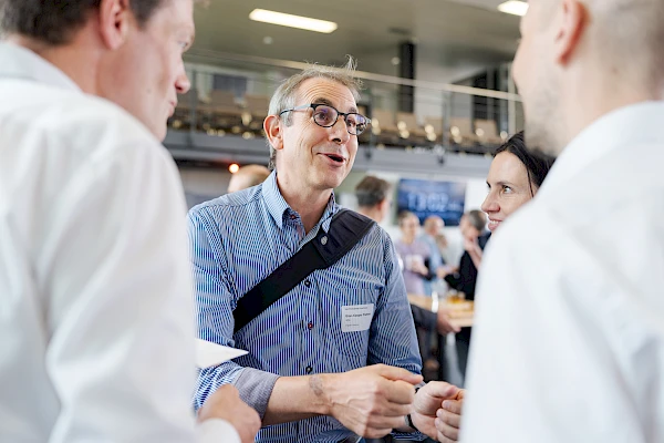 Eventfabrik Bern: Wo Geschäfte entstehen und ich sie fotografiere. Diskret, scharf, mit dem richtigen Blick fürs Detail.