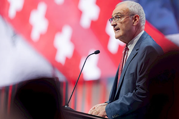 Eventfotograf in der Festhalle Bern: Redner auf der Bühne, live übertragen auf die Grossleinwand mit schweiz Design.