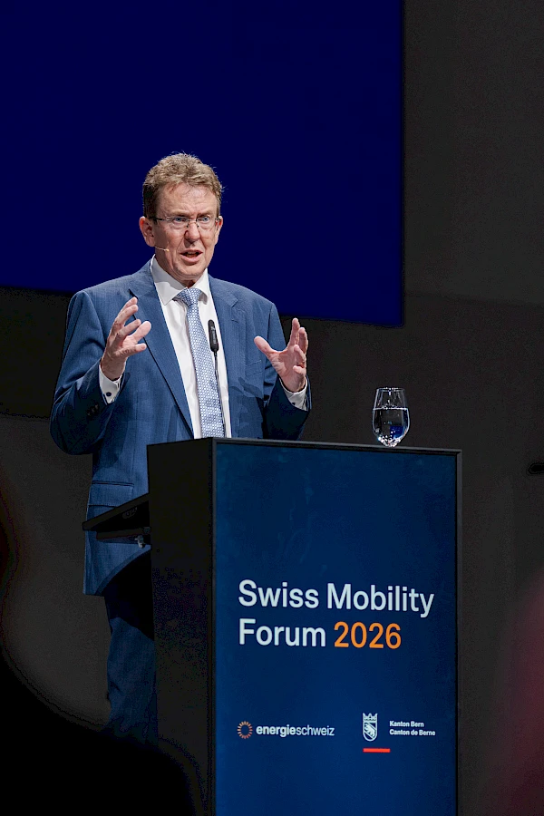 Branding mit System: Das Rednerpult des Swiss Mobility Forum 2026 vereint die Partnerlogos von energieschweiz und Kanton Bern in klarer Ansicht – jede Rede liefert so automatisch bildtaugliche Markenpräsenz für die Veranstalterkommunikation.