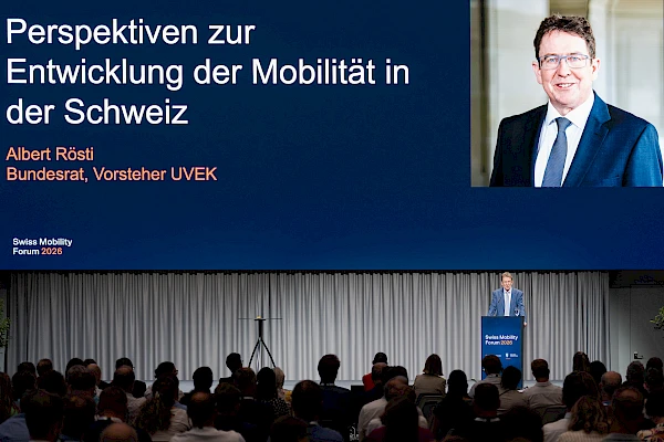Bundesrat Albert Rösti am Rednerpult des Forums in der Festhalle Bern. Auftragsfotografie mit Lieferung der vollständig bearbeiteten Bilder innerhalb von 24 Stunden.